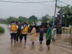 Petugas-Dinas-PUTR-Buleleng-saat-melakukan-pengecekan-banjir-pasca-hujan-deras.jpg