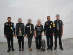 Petugas-Imigrasi-Ngurah-Rai-foto-bersama-dengan-KJB-sebelum-proses-deportasi.jpg