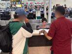 Petugas-Imigrasi-Singaraja-saat-mendampingi-proses-deportasi-WNA-asal-Italia.jpg