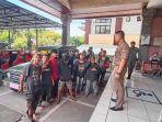 Petugas-Satpol-PP-Jembrana-saat-memberikan-pembinaan-terhadap-11-anak-jalanan.jpg