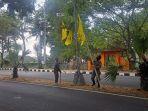Petugas-Satpol-PP-Karangasem-saat-menertibkan-atribut-Partai.jpg