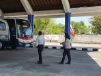 Petugas-Terminal-Mengwi-saat-melakukan-pemeriksaan-pada-Bus-yang-datang-ke-Terminal.jpg