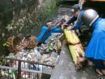Petugas-dari-Dinas-PUPR-Kota-Denpasar-melakukan-pembersihan-sampah-di-saluran-drainase.jpg