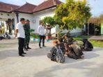 Petugas-dari-Kelurahan-Gilimanuk-saat-memberikan-pembinaan.jpg
