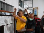 Petugas-gabungan-dari-Polres-Jembrana-dan-Kodim-1617Jembrana.jpg