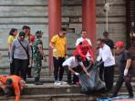 Personel Gabungan Masih Fokus Bersihkan Sisa Material Banjir di Kawasan Pasar Badung Bali