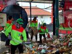 Petugas-kebersihan-saat-melakukan-pengolahan-sampah-di-TPST-Mengwitani.jpg