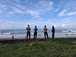Ribuan Orang Kunjungi Pantai untuk Banyu Pinaruh, Polisi Jaga Ketat Sejumlah Pantai di Jembrana