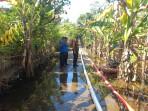 Petugas-melakukan-penyedotan-air-banjir-yang-menggenang-Banjar-Dinas-Tengading.jpg