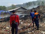 Petugas-memadamkan-api-yang-membakar-tumpukan-sampah-di-Br-Bugbug.jpg