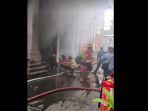 Petugas-pemadam-kebakaran-tengah-memadamkan-api-yang-bersumber-dari-basement.jpg