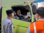Petugas-saat-melaksanakan-sosialiasi-kepada-seluruh-kendaraan.jpg