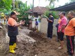 Petugas-saat-melanjutkan-membersihkan-lumpur-akibat-banjir-bandang.jpg