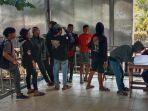 Petugas-saat-mendata-Identitas-sembilan-orang-anak-jalanan.jpg
