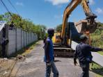 Petugas-tengah-melakukan-pemasangan-pagar-tembok-beton-pembatas-digeser.jpg