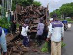Petugas-tengah-menangani-sampah-sisa-banjir-di-By-Pass-Ngurah-Rai-Senin-6-Januari-2025.jpg