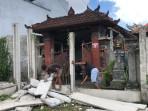 Petugas-yang-disewa-oleh-GWK-Cultural-Park-Bali-tengah-membongkar-pagar.jpg