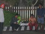 Pihak-keluarga-dan-polisi-saat-menemukan-rombong-berjualan-dari-I-Wayan-Budiarta.jpg