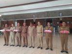 Pj-Bupati-Buleleng-Ketut-Lihadnyana-saat-menerima-hasil-donasi-bendera-merah-putih.jpg