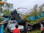 Pohon-tumbang-yang-menimpa-bangunan-bengkel-mobil-yang-menimpa-dua-unit.jpg