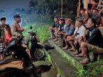 Polisi-di-Kabupaten-Gianyar-Bali-memberikan-arahan-pada-masyarakat.jpg