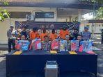 Polisi-saat-menggeber-hasil-tangkapan-pada-Operasi-Sikat-Agung-2023.jpg
