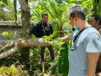 Polsek-Payangan-saat-melakukan-olah-TKP-di-bawah-pohon-durian.jpg
