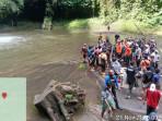 Proses-evakuasi-jenazah-Gede-Putra-dari-dasar-air-terjun.jpg