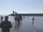 Proses-evakuasi-membalikkan-kapal-cepat-Dolphin-Cruise-II.jpg