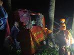 Proses-evakuasi-sopir-truk-tangki-BBM-yang-terguling-di-Karangasem.jpg