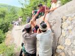 Proses-evakuasi-warga-Desa-Sakti-yang-meninggal-dunia-scd.jpg