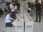 Proses-packing-logistik-Pilkada-yang-akan-digunakan-di-Denpasar-baik-untuk-Pilgub-maupun-Pilwali.jpg