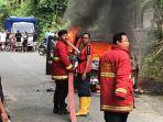Proses-pemadaman-sebuah-mobil-yang-hangus-terbakar-di-Jalan-Raya-Banjar-Desa-Gunaksa.jpg