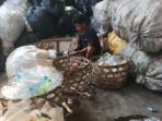 Proses-pemilahan-sampah-botol-plastik-jenis-PET-di-TPS3R-Desa-Adat.jpg