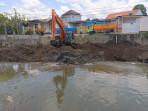 Proses-pengerukan-sedimentasi-Tukad-Badung-di-kawasan-Jalan-Pulau-Biak-Denpasar.jpg