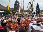 Prosesi-Mapepada-Agung-pada-Puncak-Karya-Ngusaba-Kadasa-di-Pura-Ulun-Danu-Batur.jpg
