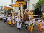 Prosesi-mepeed-Krama-Adat-Banjar-Lumintang-menuju-ke-Pura-Desa-dan-Puseh-Adat-Denpasar.jpg