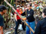 Putri-Koster-Turun-Langsung-Bersihkan-Sampah-di-Tabanan-Bali-Ajak-Masyarakat.jpg
