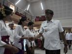 Putu-Parwata-menyerahkan-SK-pengangkatan-PPPK-kepada-salah-satu-pegawai.jpg