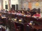 Rapat-Banggar-dipimpin-Ketua-DPRD-Tabanan-Made-Dirga-di-Ruang-Rapat.jpg