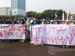 Ratusan-mahasiswa-menggelar-aksi-unjuk-rasa-di-depan-Gedung-DPRMPR-RI.jpg