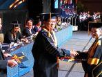 Rektor-Undiknas-menyerahkan-ijazah-kepada-para-wisudawan-dalam-wisuda-ke-91.jpg