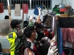 SIDAK-Suasana-penggeladahan-yang-dilakukan-tim-gabungan-di-dalam-kamar-tahanan.jpg