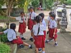 SISWA-BERMAIN-Potret-siswa-bermain-sembari-bercengkrama-di-Kabupaten-Bangli-Bali.jpg