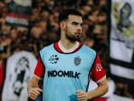 STRIKER-BU-Pemain-depan-Bali-United-Jens-Raven-melakukan-pemanasan.jpg
