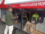Salah-satu-bus-di-Terminal-Mengwi-yang-terlihat-mengangkut-sepeda-motor-di-bagian-bagasinya.jpg