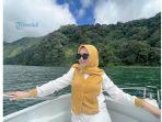 Salah-satu-wisatawan-sedang-menikmati-wahana-speed-boat-dan-berfoto.jpg
