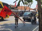 Satpol-PP-Badung-saat-melakukan-penurunan-APD-atau-APS-berupa-Baliho-di-Jalan-raya-Sempidi.jpg