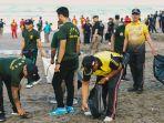 Satpol-PP-Badung-saat-menggelar-kegiatan-bersih-bersih-pantai-pada-Selasa-19-Maret-2024.jpg