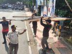 Satpol-PP-Kota-Denpasar-tertibkan-baliho-caleg-yang-melanggar.jpg